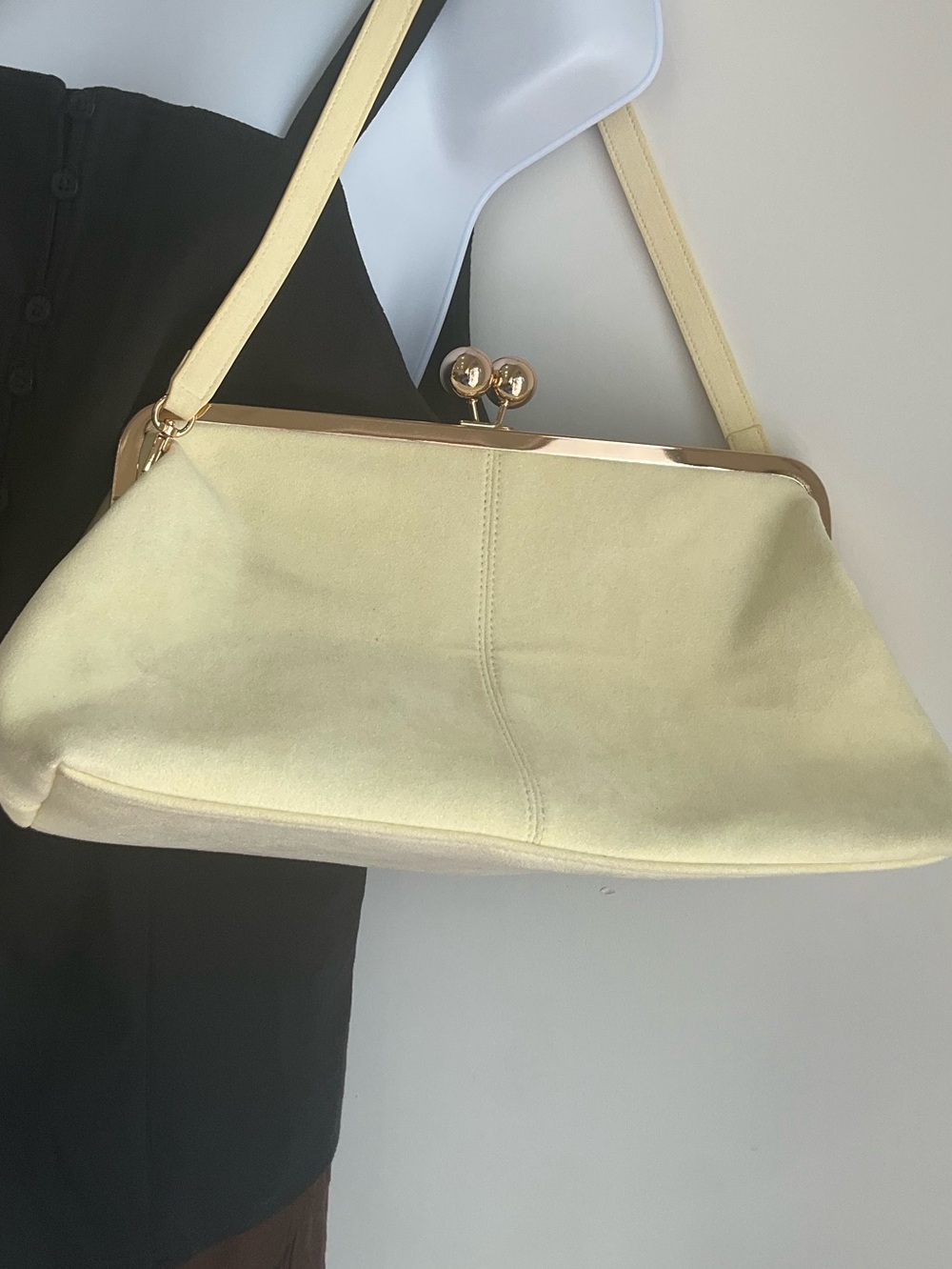 Cream Shoulder Bag with Kiss-Lock Frame